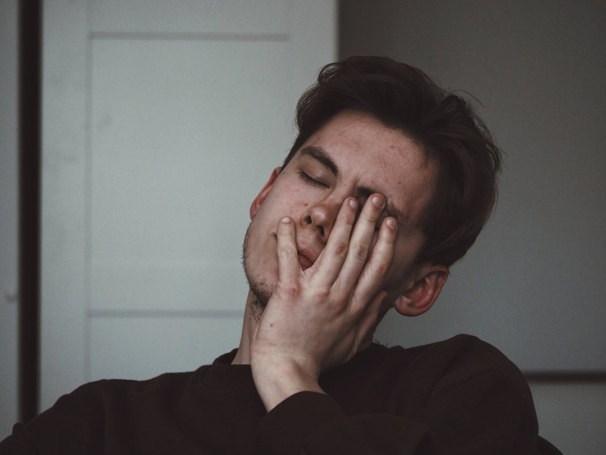 Est-ce-que la parodontite fatigue ? - Y-Brush