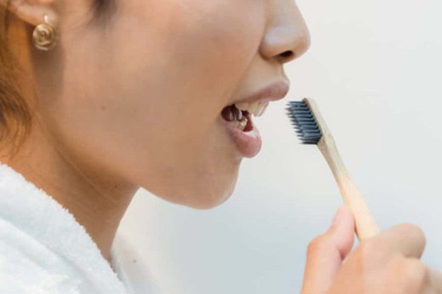 Mauvaise haleine : Quelles solutions de bain de bouche ? - Y-Brush