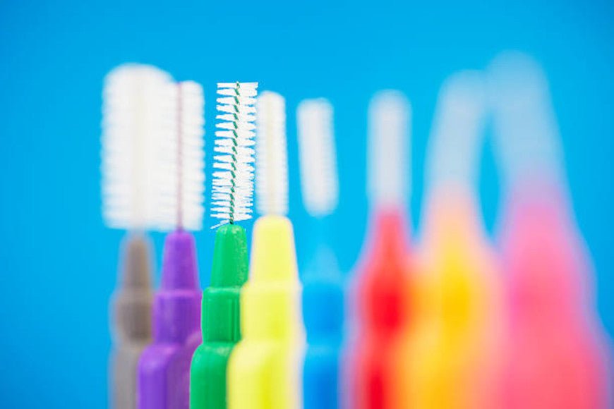 Les brossettes interdentaires : une petite brosse à dents utile