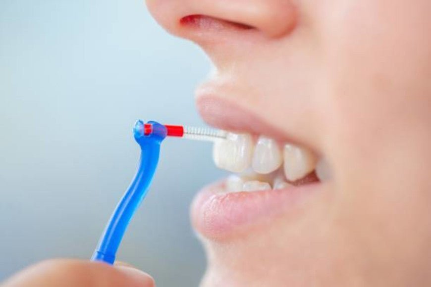 Saignement avec la brossette interdentaire : Comment y remédier ? - Y-Brush