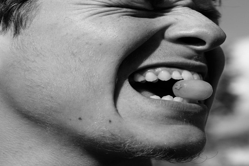 Dent sensible au toucher : Comment ne plus avoir de douleurs ? - Y-Brush