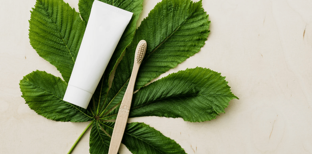 Dentifrice classique ou naturel : lequel privilégier selon vos besoins ? - Y-Brush