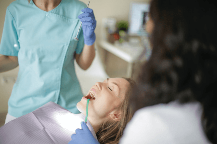 Douleur aux dents : origines et solutions - Y-Brush