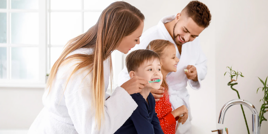 Routine du soir en famille : 20 secondes chrono pour se brosser les dents tous ensemble