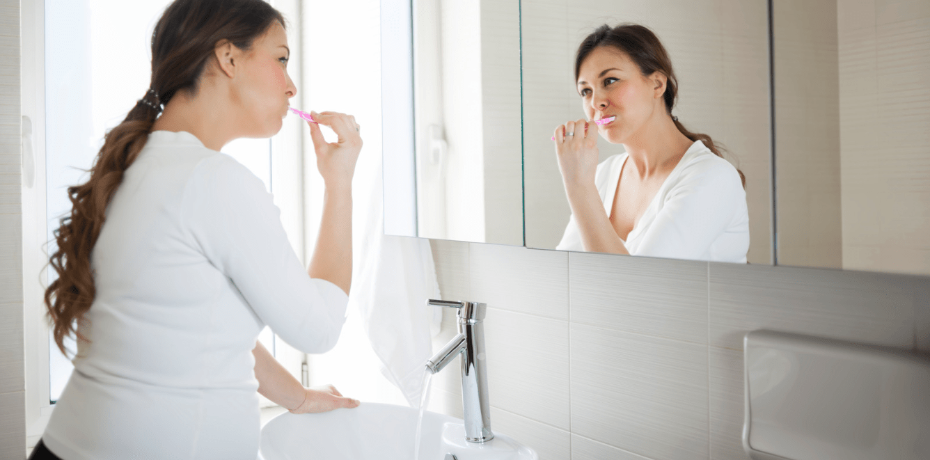 Prendre soin de ses dents pendant la grossesse : conseils et précautions - Y-Brush