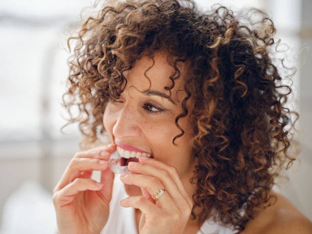 Est-ce Que L'orthodontie Invisible Peut Corriger Vos Dents Mal Align&eacute;es De Mani&egrave;re Discr&egrave;te? - Y-Brush