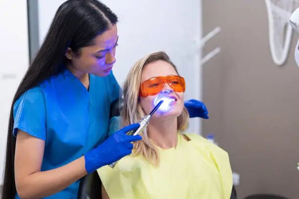 Les produits de blanchiment des dents provoquent-ils des sensibilités dentaires ? - Y-Brush