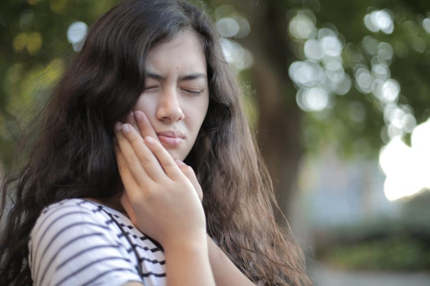 Pourquoi a-t-on mal aux dents ? - Y-Brush