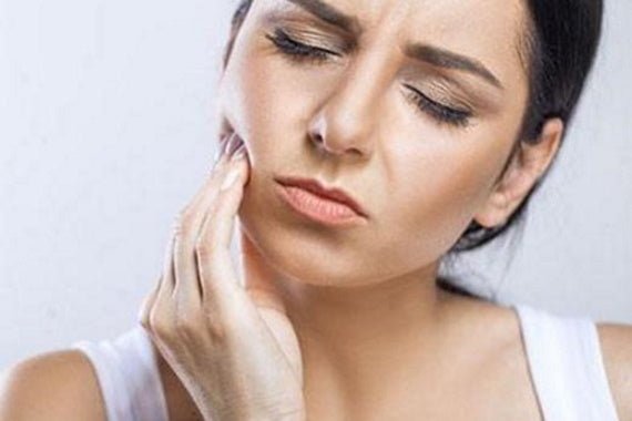 Soulager la douleur pour les dents sensibles - Y-Brush