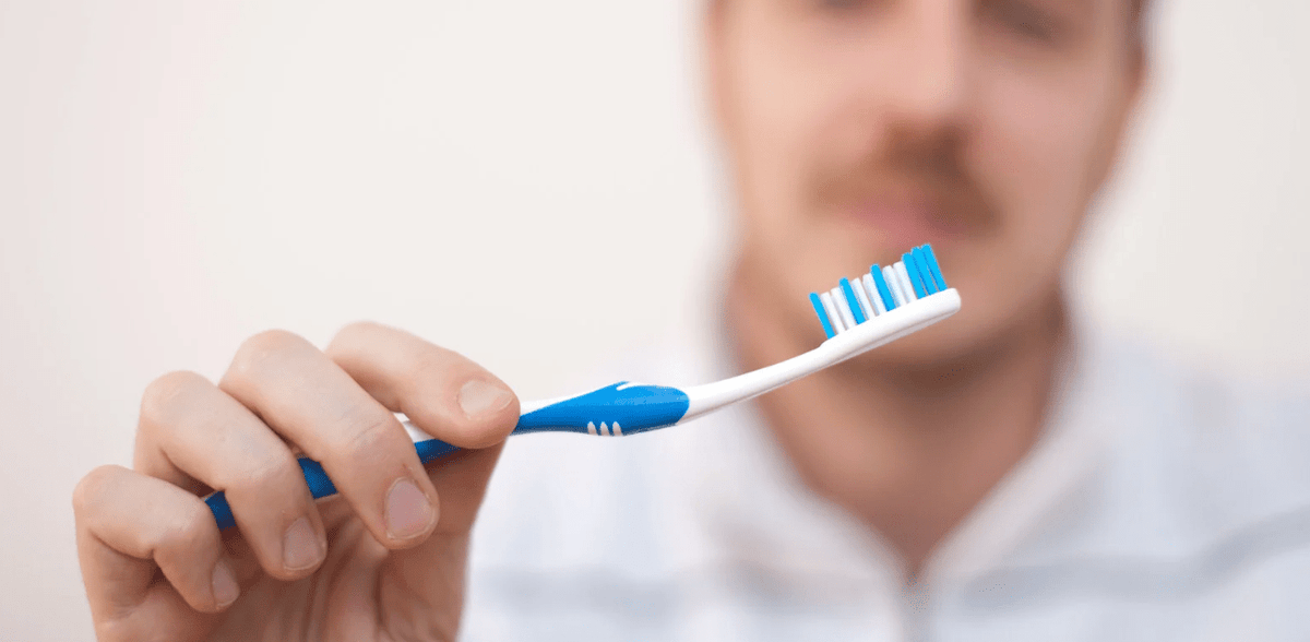 Faut-il vraiment se brosser les dents trois fois par jour ? Le mythe déconstruit - Y-Brush