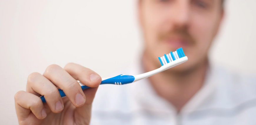 Faut-il vraiment se brosser les dents trois fois par jour ? Le mythe déconstruit