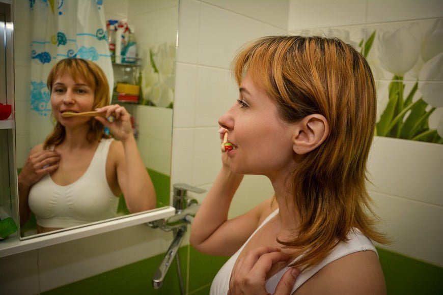 Dents mal brossées : risques et solutions préconisées - Y-Brush