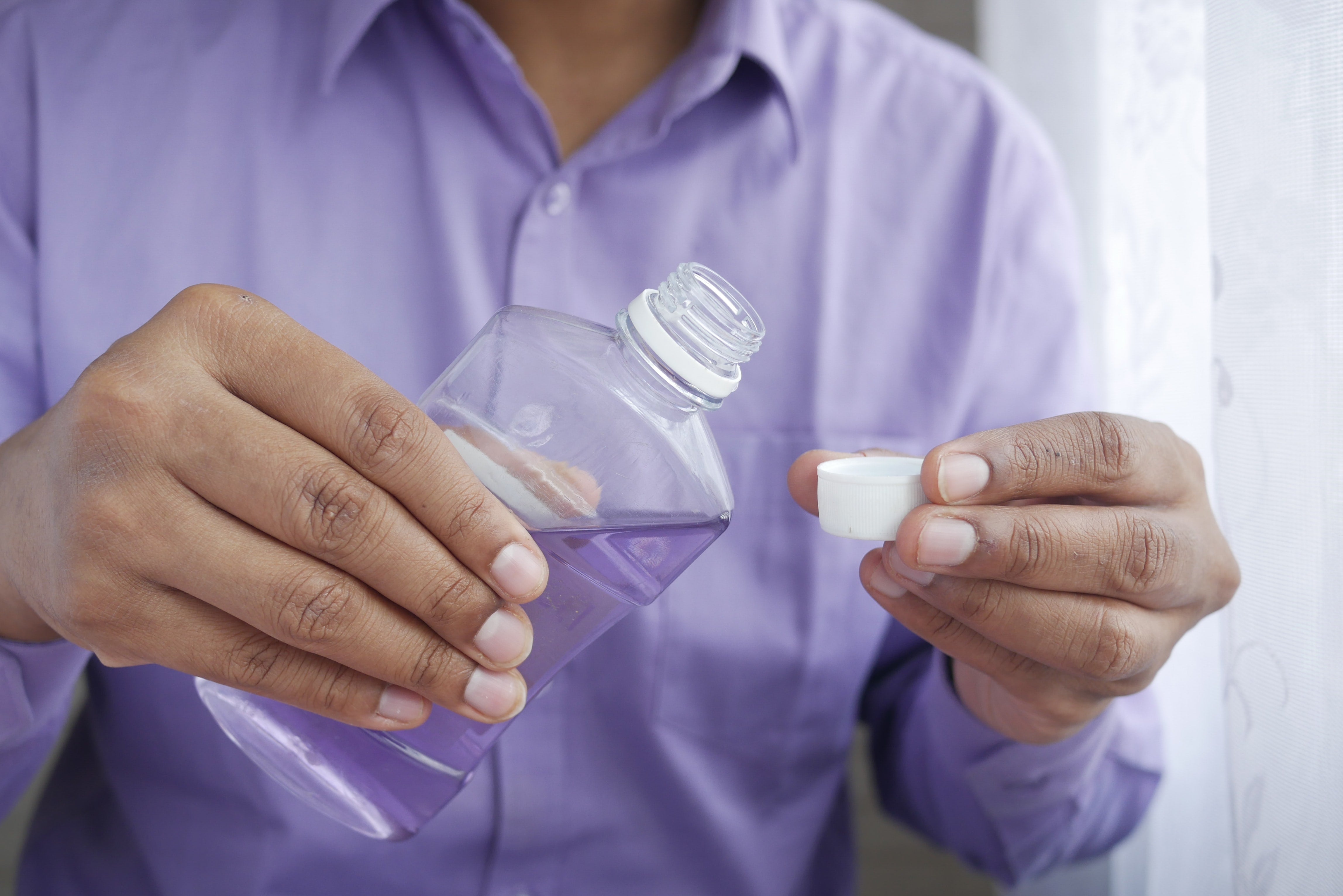 Bain de bouche : comment lutter contre la plaque dentaire ? - Y-Brush