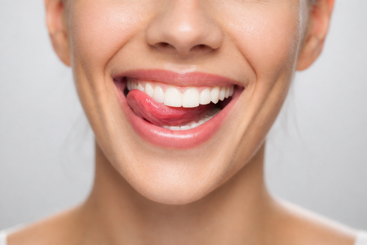 Comment avoir les dents blanches : les méthodes qui marchent